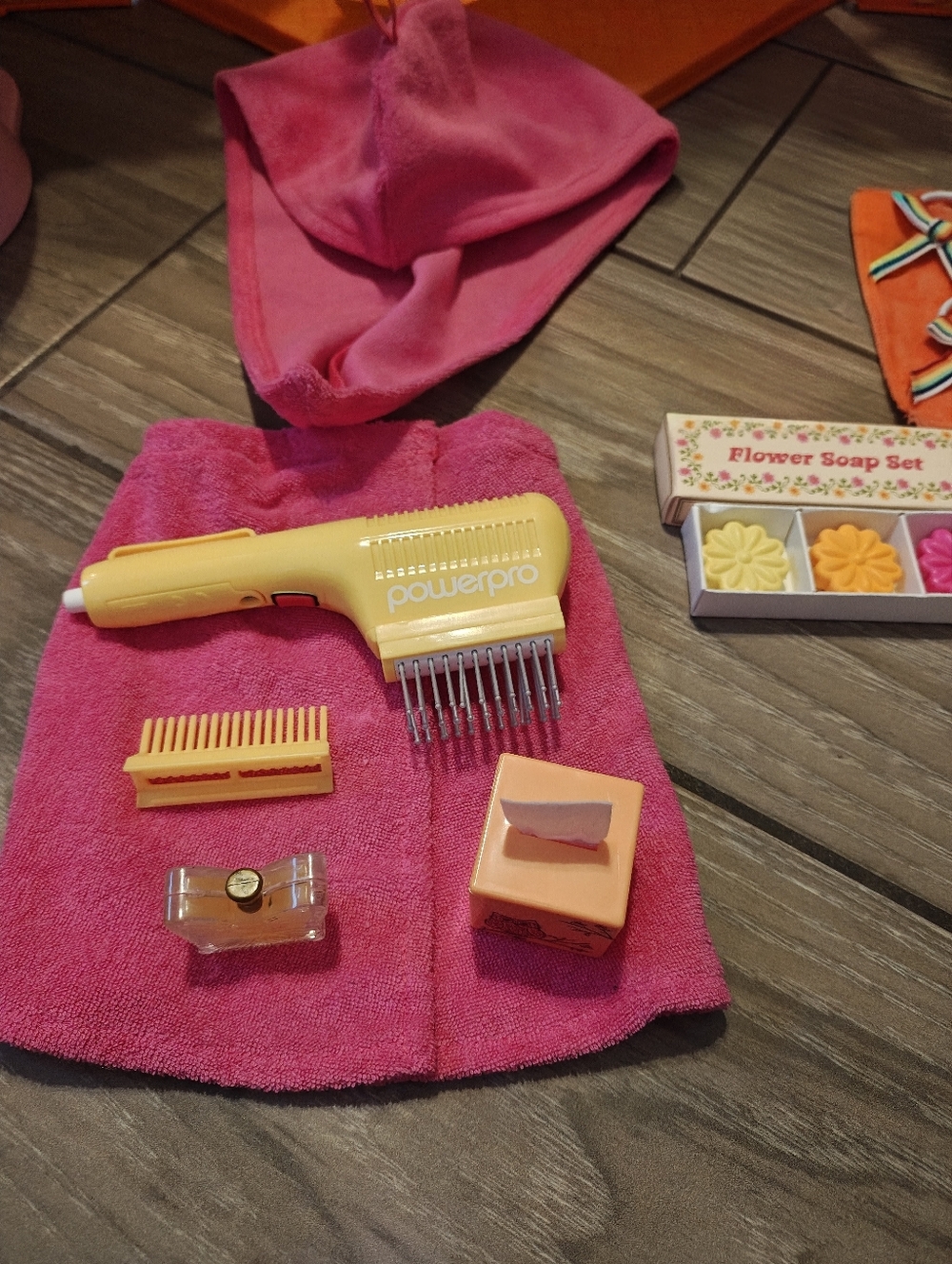 The American Girl Doll Groovy Bathroom Set With All Accessories - Picture 10 of 13